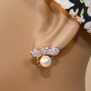 Sparkling bee with pearl and rhinestones in rose gold tone 1"